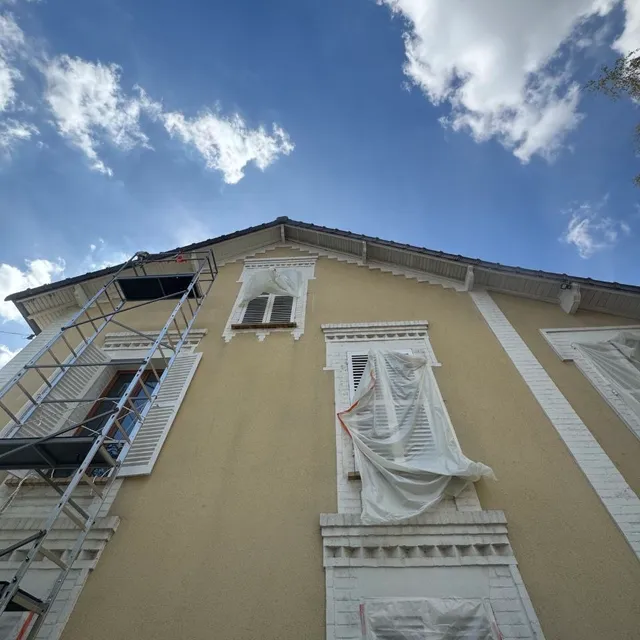 Peinture de façade — chantier avec échafaudage